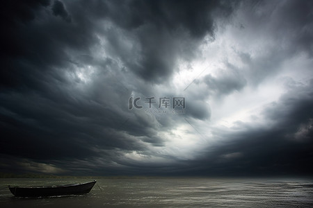 暴风雨的天空，暴风云追逐着一艘船