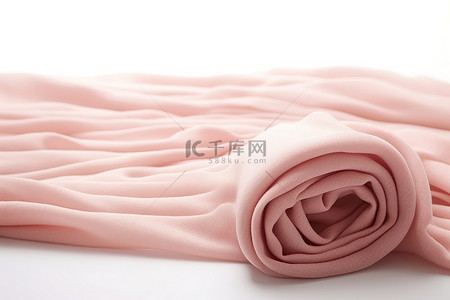 背景上铺着一条粉红色的毯子