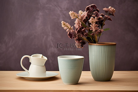 茶杯子背景图片_桌子上的两个杯子花瓶和鲜花