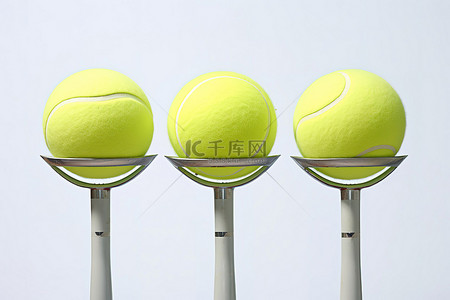 坐在网球拍前面的三个网球