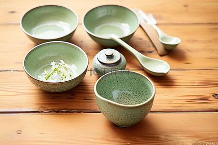 绿茶茶叶背景图片_木桌上的小碗，包括绿茶和勺子