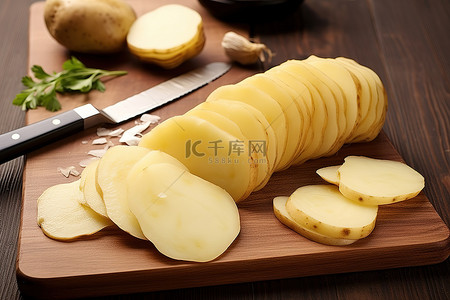 削皮的苹果背景图片_用刀将土豆片放在案板上