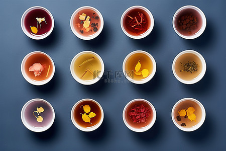 小碗里装着不同种类的茶