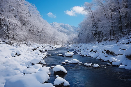 河水被雪覆盖，山也被雪覆盖