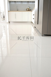 瓷砖地板背景图片_这张照片显示了一间铺有白色瓷砖地板的厨房
