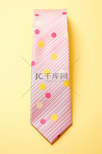 黄色圆点背景图片_粉红色背景，可以看到彩色黄色圆点领带