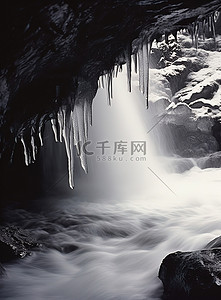 冰冷的瀑布从树林中的洞穴中喷涌而出