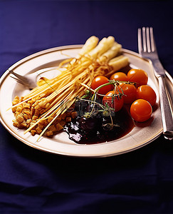 沙拉背景图片_装有胡萝卜条的盘子，里面塞满了奶酪和蔬菜
