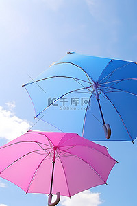 雨伞背景图片_天空中有两把五颜六色的雨伞