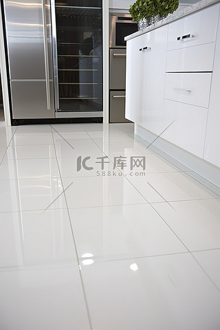 照片背景图片_这张照片显示了一间铺有白色瓷砖地板的厨房