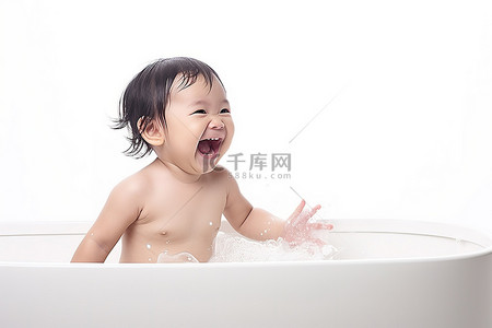 有实力秀出来背景图片_一个婴儿从大浴缸里跳出来