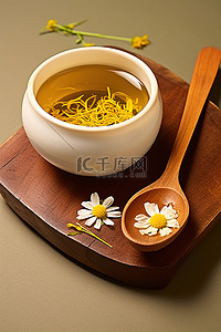 洋甘菊茶旁边是一个勺子和一个杯子，上面有新鲜的叶子