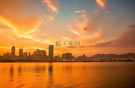 普吉岛日落时的香港天际线