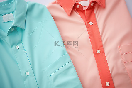 两件不同颜色的衬衫叠在一起