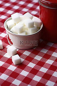 红糖块背景图片_红白格子桌布上的糖块
