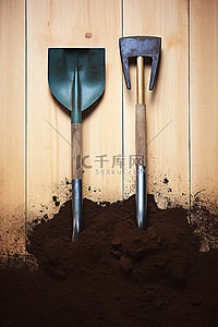 园艺工具和铲子坐在木桌上