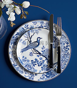 桌子上放着一个蓝色的盘子叉子和餐巾