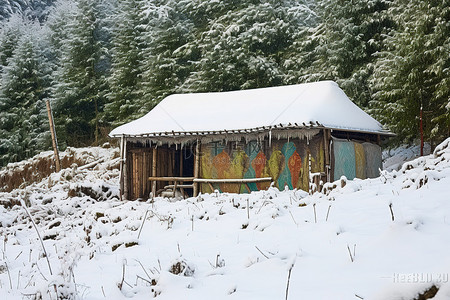 冬天竹子背景图片_小屋被雪覆盖