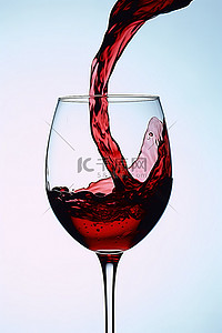将装有红酒的玻璃杯倒在表面上