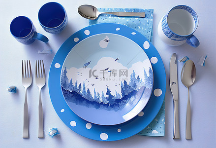晚餐用的蓝色盘子和银器