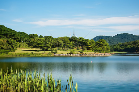 韩国风能花园湖上的一座山