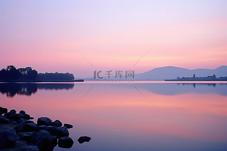碧湖背景图片_日出时有岩石的天空和湖泊