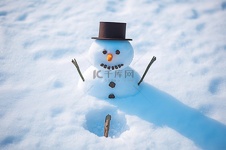 圣诞节背景图片_雪中​​展示了一个拿着棍子和棍子当帽子的雪人