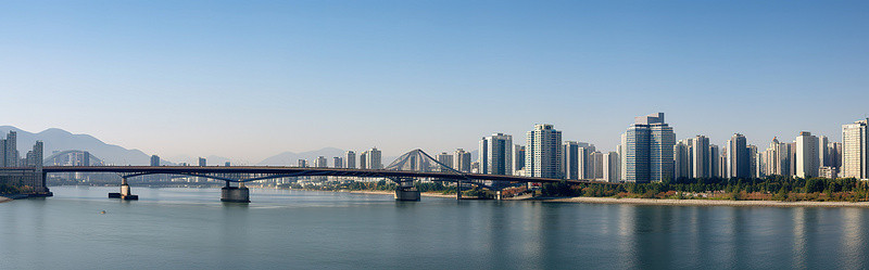 酒店背景图片_韩国光州市的照片，水中有很多建筑物