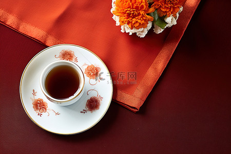 红枸杞背景图片_红布上放着中国茶杯和鲜花的盘子