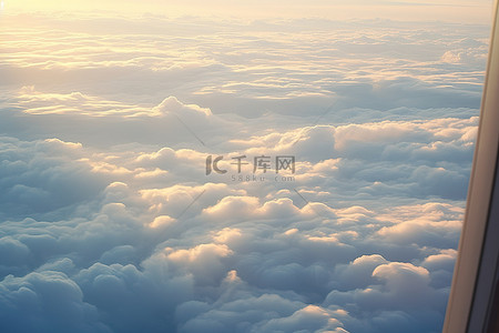 飞机内部背景图片_从飞机内部看到的云彩