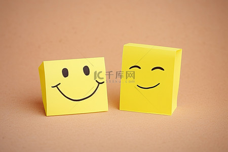 微笑背景图片_两个黄色的柱子