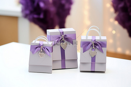 一个紫色和一个银色礼包