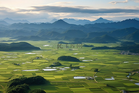 微微一笑很清楚背景图片_稻田和山脉的鸟瞰图