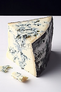 白色表面切的蓝纹奶酪