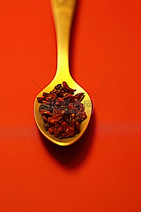 茶背景图片_黄色背景勺子上的红色香料