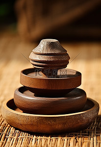 柳条底座上的一个小木碗