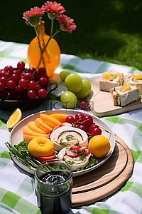 野餐毯上放着水果和沙拉的野餐盘