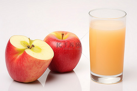 一小蓝苹果背景图片_一杯果汁，旁边放一片苹果