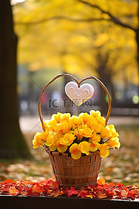 一个装有郁金香和秋叶的篮子，里面有一个心形牌匾