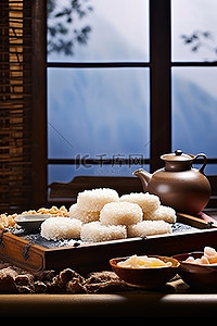 中秋背景图片_甜点场景，木托盘上的米饭上放着食物