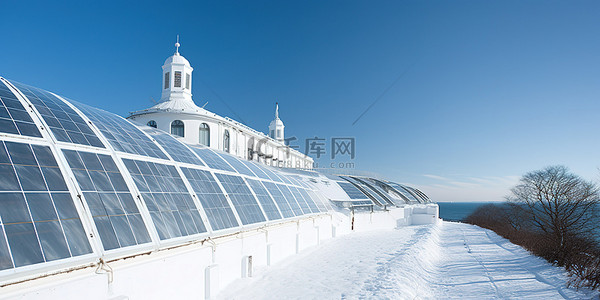 太阳能电池板埋在雪里