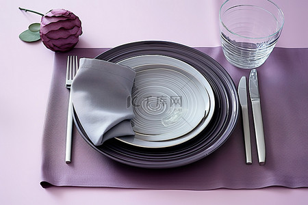 盘子背景图片_紫色的盘子在桌子上