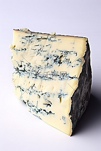 乳酪背景图片_白色表面切的蓝纹奶酪