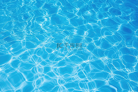 游泳池中的水，清澈的水背景蓝色的水