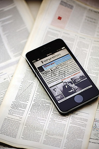 智能手机和报纸平放