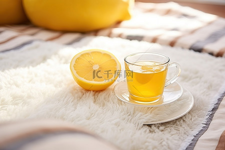 健康的热茶或冷茶，毯子上加柠檬