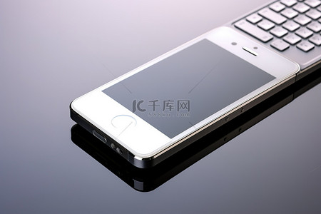iphone背景图片_白色键盘上放置着一部 iPhone