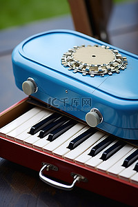 音乐家用钥匙和蓝色塑料盒演奏乐器