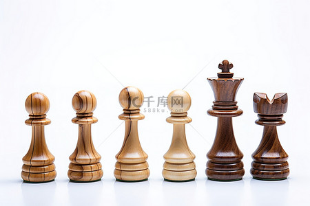 一个国际象棋王站在其他棋子旁边
