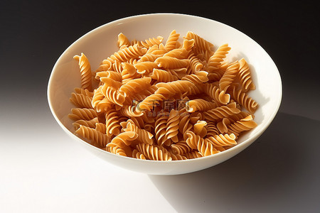 意大利面背景图片_一个白色的碗，里面有棕色的意大利面和一个物品